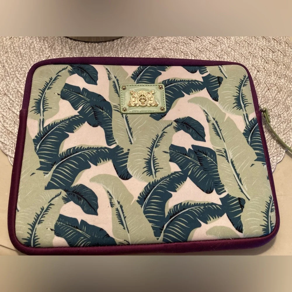 Juicy Couture IPad carrier! - Picture 1 of 4